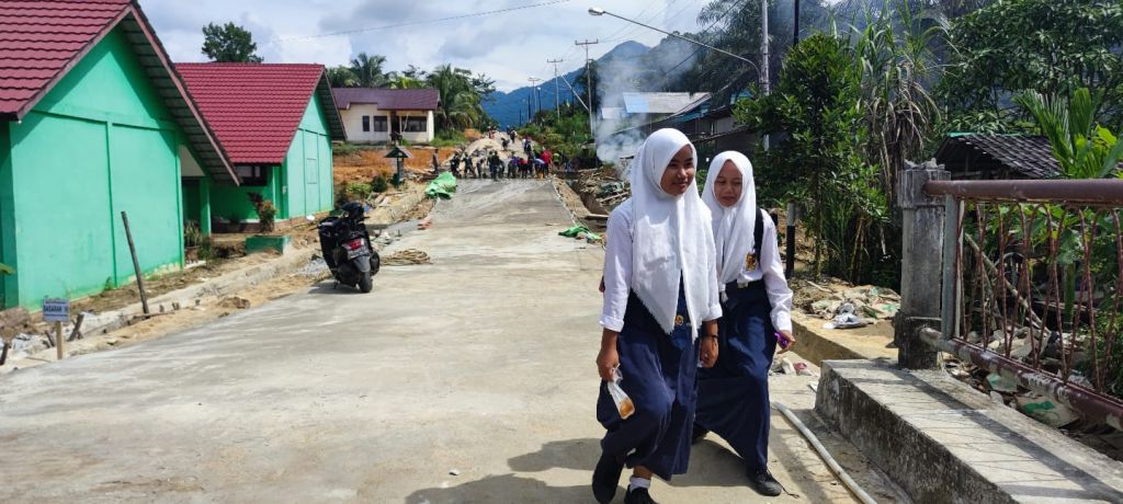 Warga Senang Menikmati Jalan Hasil Karya TMMD Ke-115 kodim 1202/Skw