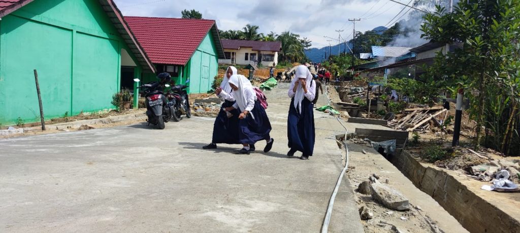 Gembiranya Siswi SMP Bermain di Jalan Bukaan TMMD ke 115 kodim 1202/Skw