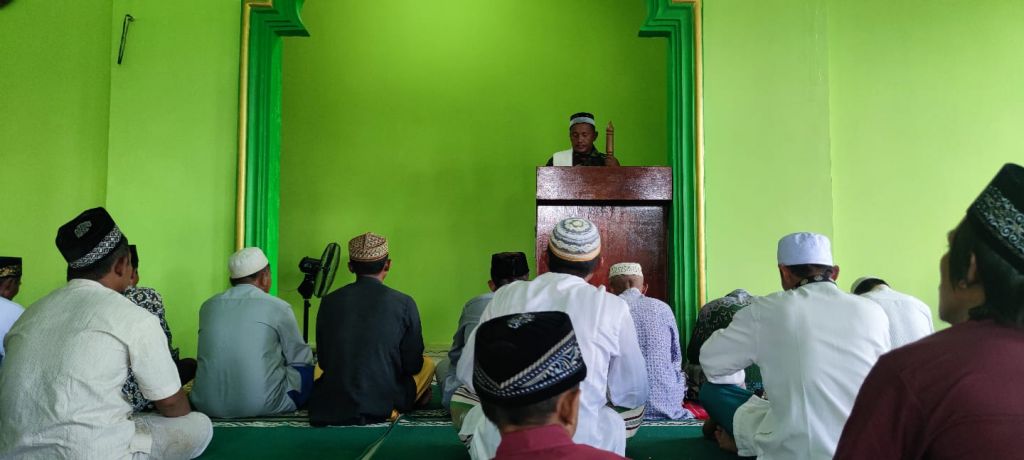 Satgas TMMD Ke-115 Kodim 1202/Skw Isi Khutbah jum'at Di Masjid Kel.Pangmilang
