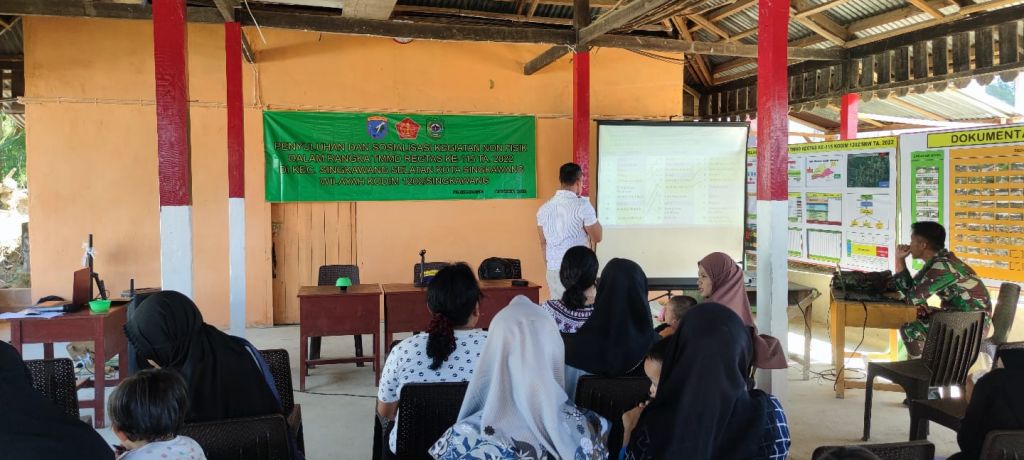 Satgas TMMD kodim 1202/Skw Gandeng Petugas Kesehatan Puskesmas Skw Selatan Berikan Penyuluhan Genre Kepada warga Pangmilang