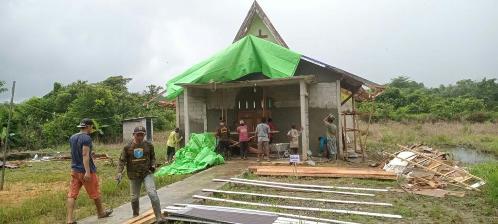 Warga Gotong Royong Bantu Satgas TMMD 115 Rehab Gereja