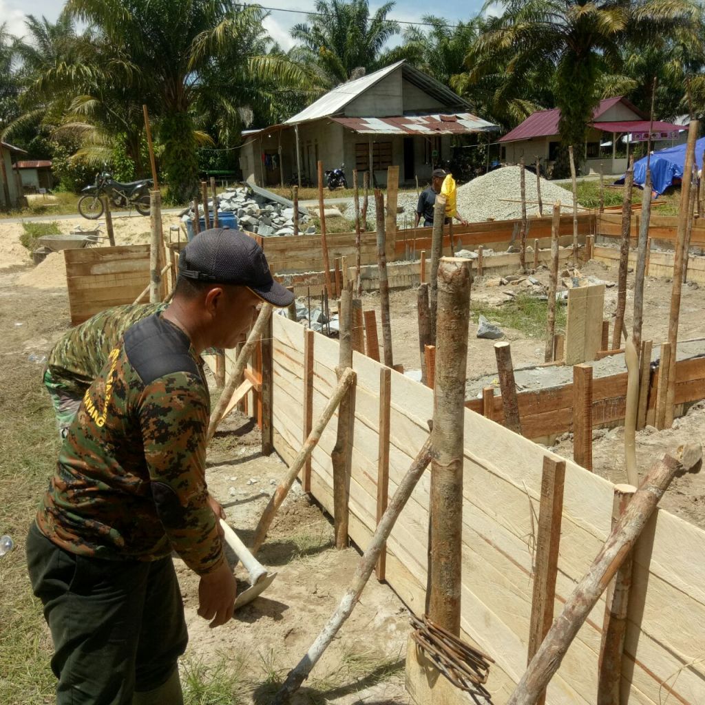 Satgas dan Warga Tetap Semangat Selesaikan Target TMMD ke 115 Kodim 1202/Skw