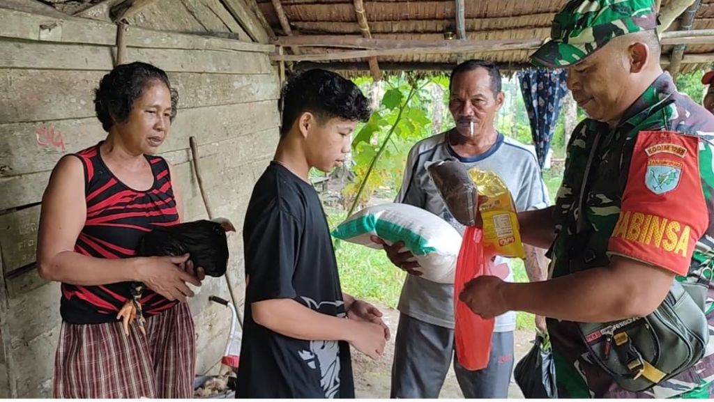 Peduli Kesusahan Warganya, Babinsa Berikan Bantuan Sembako