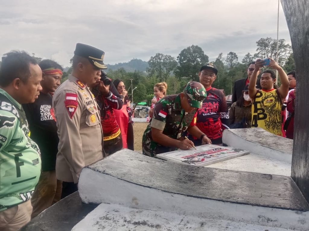 Dalam rangka memperingati hari sumpah pemuda RI ke-94 Dandim 1202/skw hadiri kegiatan Merah Putih Tapal Batas(MPTB)