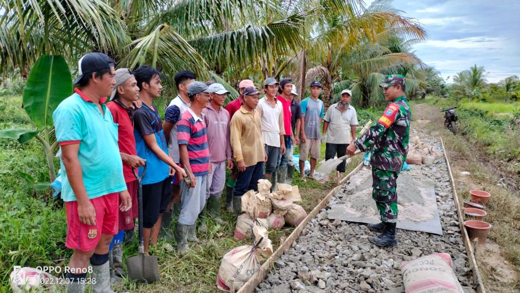 Mudahkan Aktivitas Masyarakat, Babinsa Koramil 1202-03/Sui Raya bantu Warga Cor Jalan