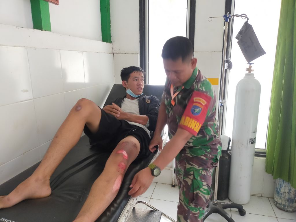 Sikap Mulai Babinsa Koramil 1202-03/Sry, Menolong Warga Alami Kecelakaan Laka Lalin