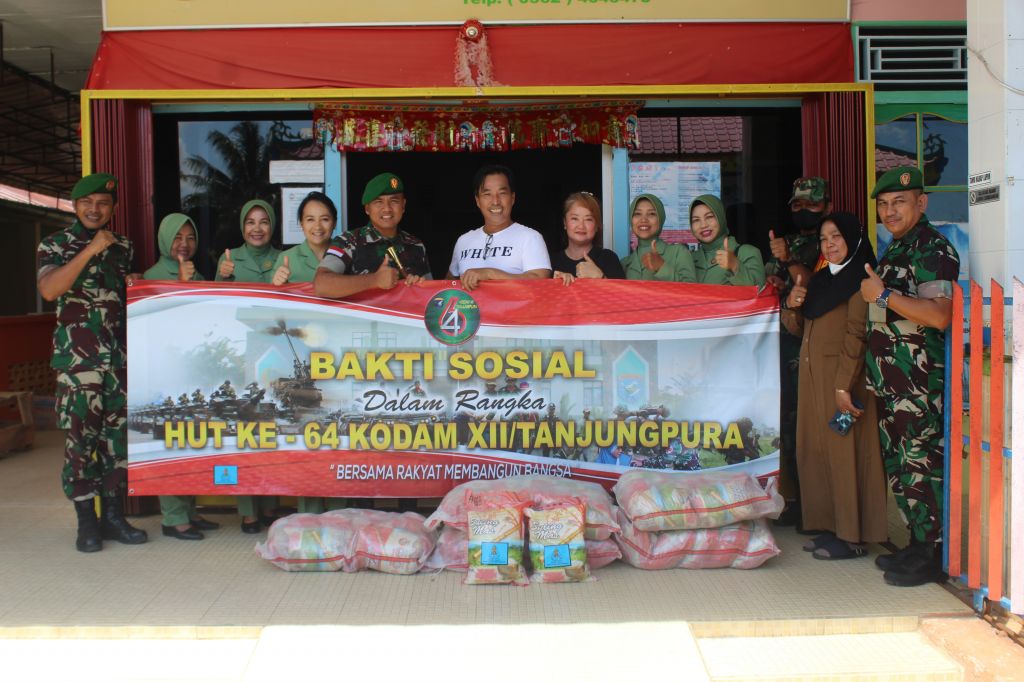 Peringati HUT Kodam XII/TPR  ke - 64 kodim 1202/Skw dan persatuan bakmi loncat lakukan baksos ke panti werdha sinar abadi