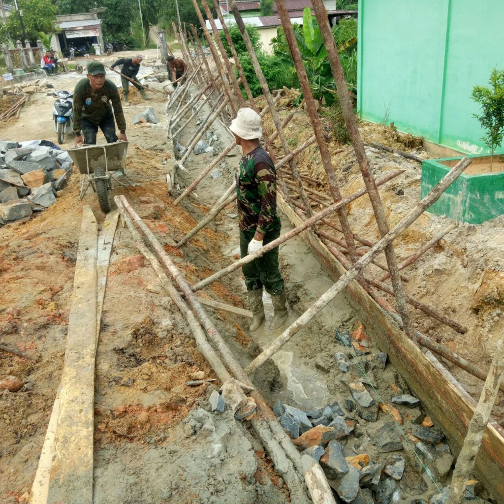 Satgas Gali Parit Kanan dan Kiri Jalan Sasaran Pokok TMMD ke -115