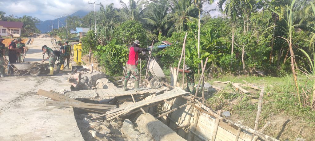 TMMD Ke 115 Kodim 1202/Skw Sulap jembatan kayu menjadi jembatan beton