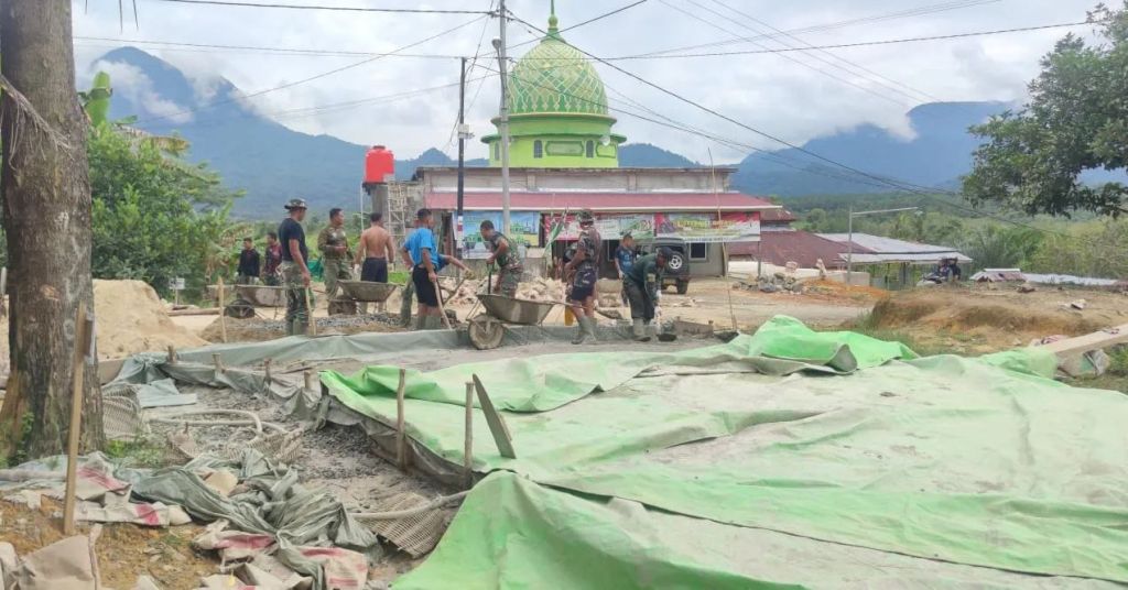 Anggota Satgas TMMD Kebut Pekerjaan Rabat Beton Jalan