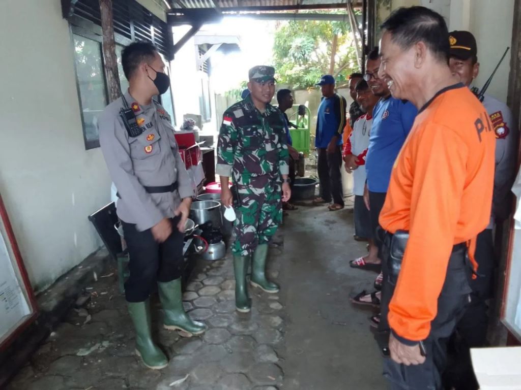 Dandim 1202/skw Bersama Forkopimda cek lokasi banjir serta bangun dapur umum Kepada Masyarakat yang terdampak