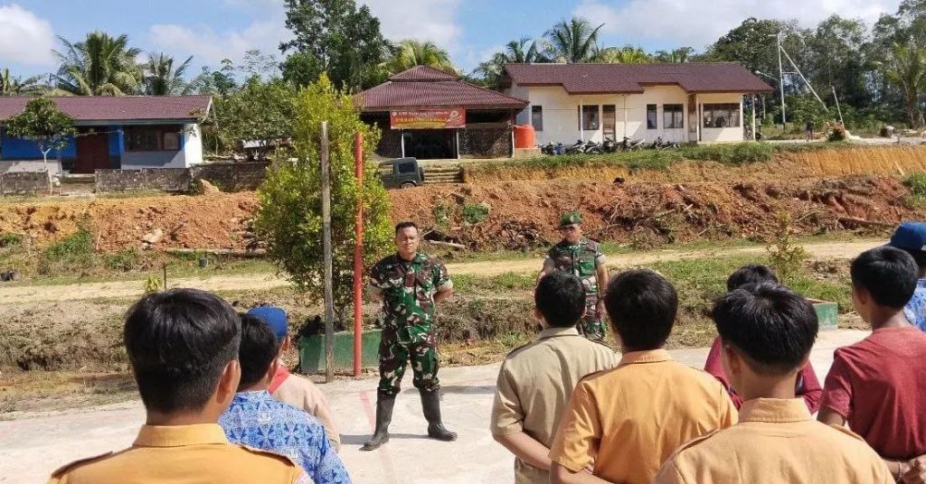 Anggota TMMD Kodim 1202/Skw ajarkan PBB tanamkan kedisiplinan