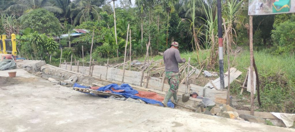 Pembangunan Talud penahan tebing TMMD ke-115 Kodim 1202/Skw