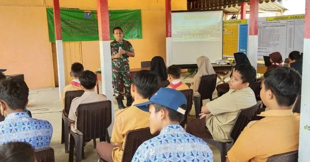 Satgas TMMD 115 kodim 1202/Skw Beri Penyuluhan Karakter dan Bela Negara ke Masyarakat