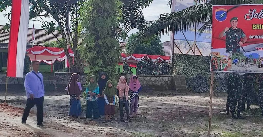 Antusias warga sambut Upacara Penutupan TMMD-115 Kodim 1202/Skw