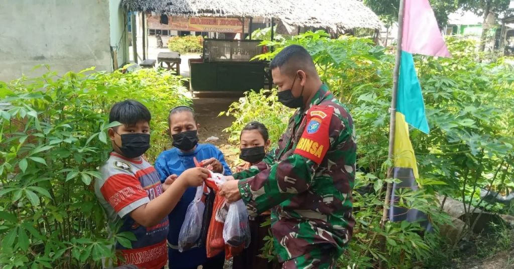 Babinsa Koramil 1202-03/Sungai Raya Panen Budidaya Ikan Lele dengan warga