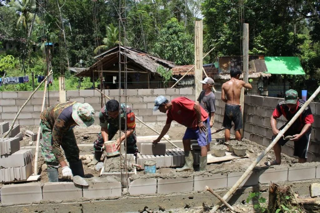 Wujudkan RTLH Program KASAD,Babinsa Koramil 1202-06/Samalantan Bersama Warga Bantu Bedah Rumah