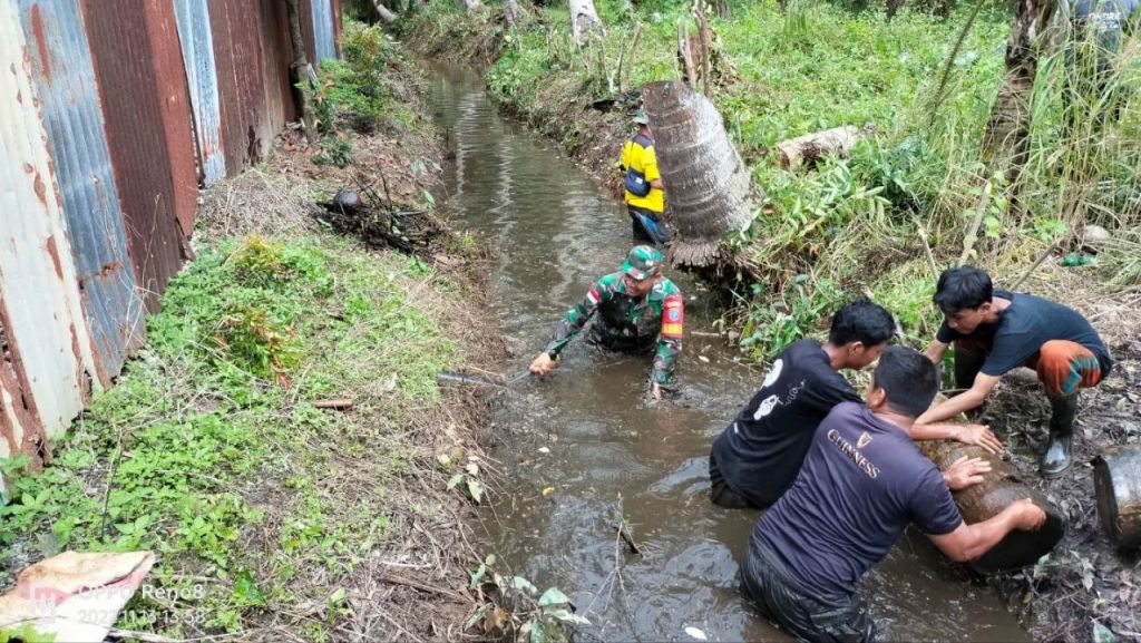 Cegah Banjir, Babinsa Koramil 1202-03/SRY Bersama Warga Bersihan Parit