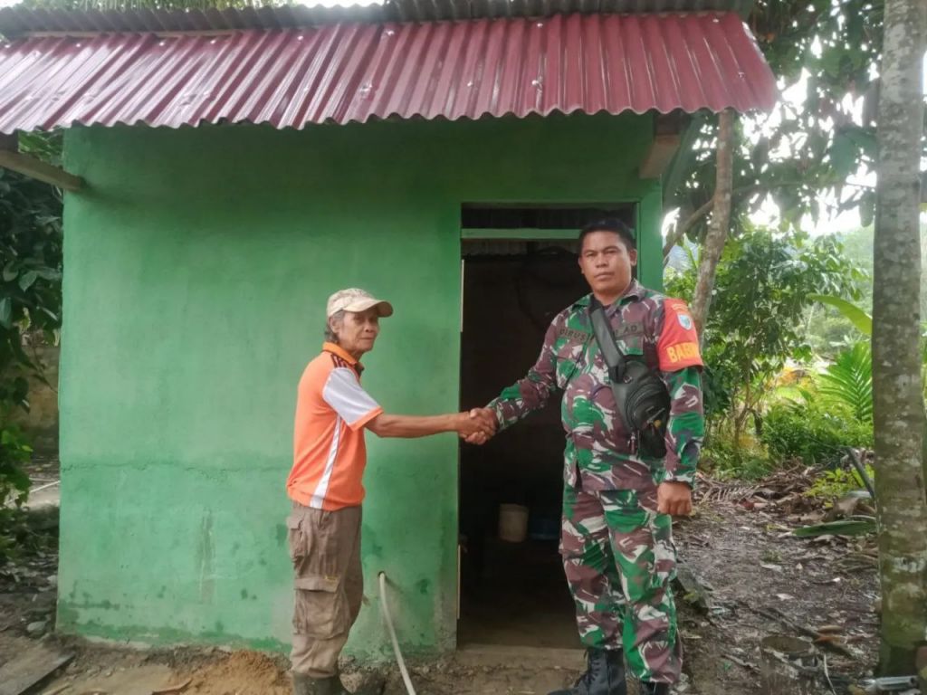 Babinsa Kodim 1202-06/Samalantan serahkan Jamban, Ajak Masyarakat Hidup Sehat