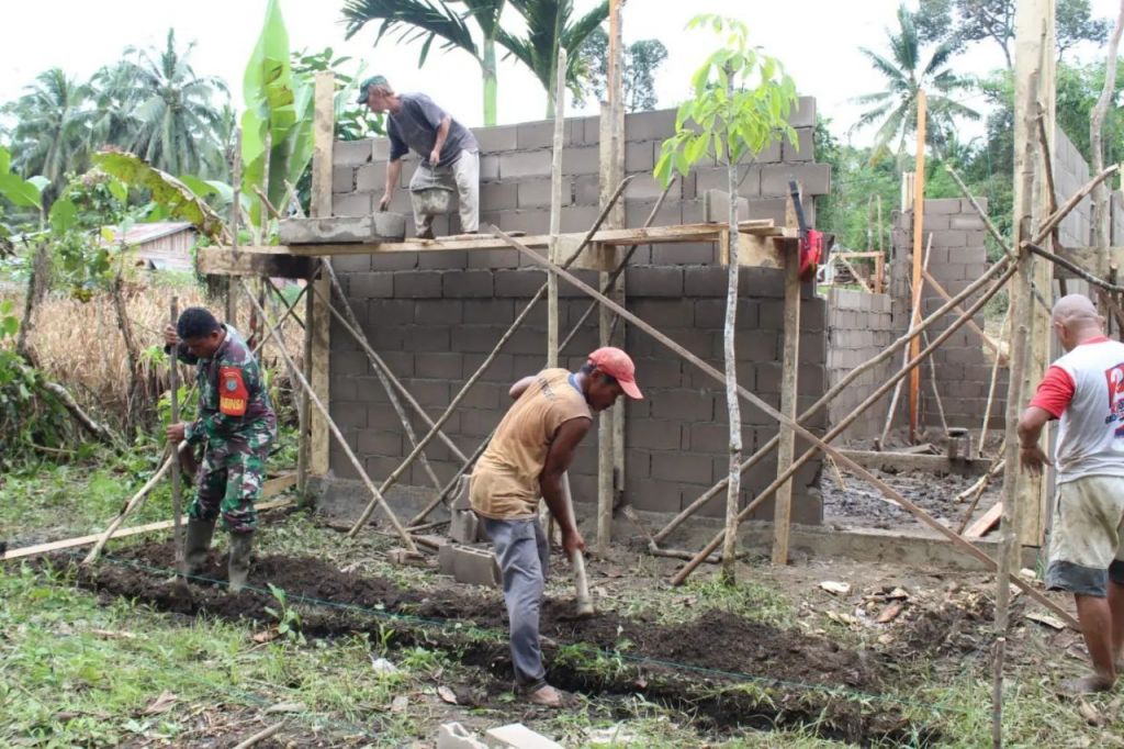 Rehab RTLH Bantuan KASAD di Desa Rantau Terus Digenjot Personel Kodim 1202/Skw