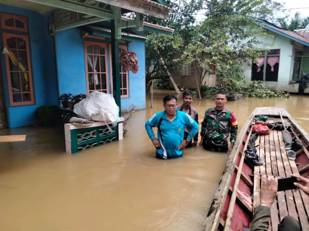 Babinsa 1202-02/Sanggau Ledo Dampingi Pengobatan dan Evakuasi Korban Banjir
