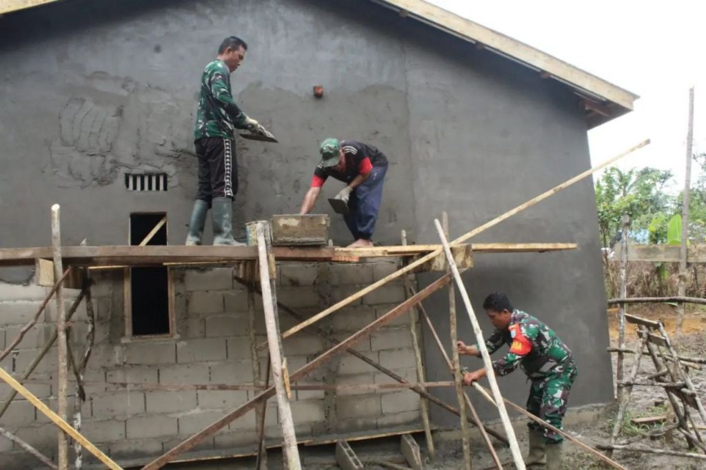 Rehab Rumah Warga, Babinsa di hati Rakyat