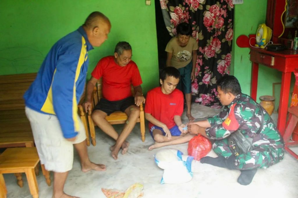 Kepedulian Babinsa Bantu Warganya Yang Lumpuh