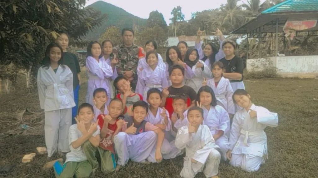 Tanamkan Jiwa Bela Negara, Babinsa 1202- 06/Samalantan Latih Beladiri Karate