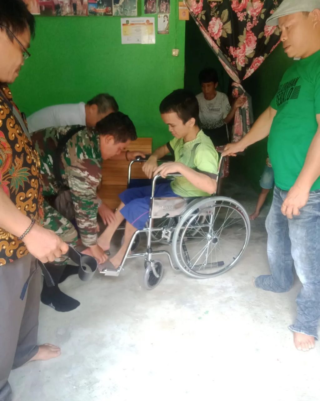 Babinsa Kodim 1202-06/Samalantan dampingi ketua PPDI serahkan bantuan ke warga