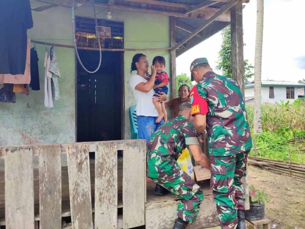 Tingkatkan Ketahanan Sumber Daya Manusia (SDM),Babinsa Koramil 1202-09/Jgb beri Bantuan Pangan dan Mikronutrien upaya Penurunan Stunting.
