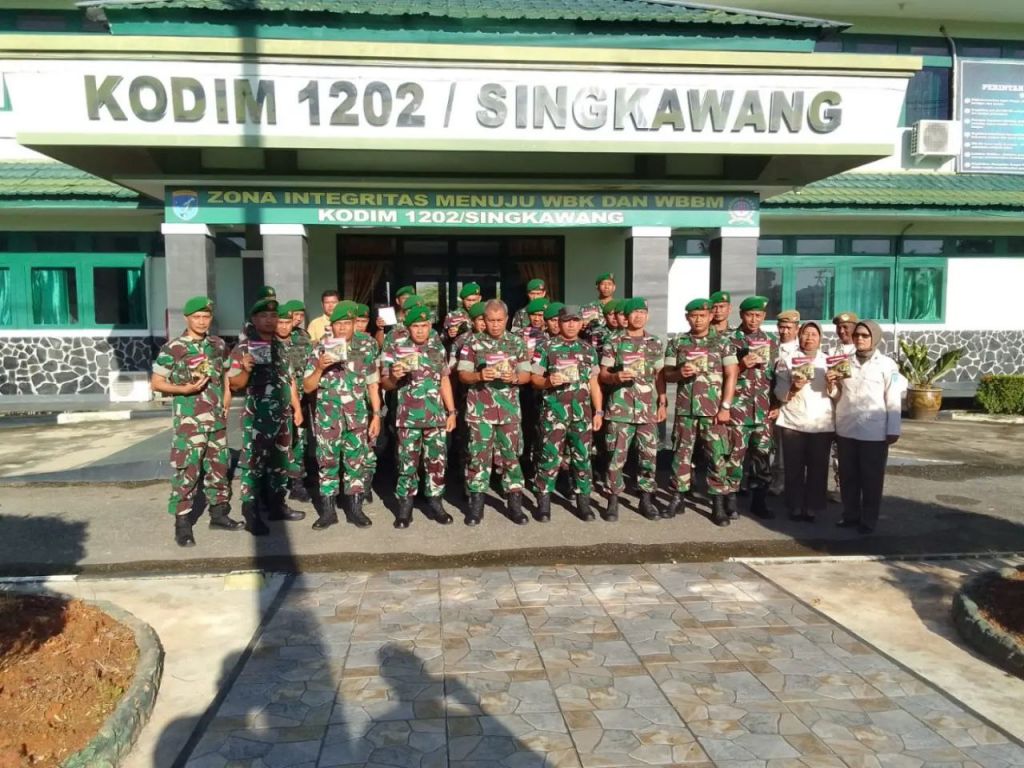 Pembagian Susu Serdadu dari KASAD untuk Prajurit Kodim 1202/Skw