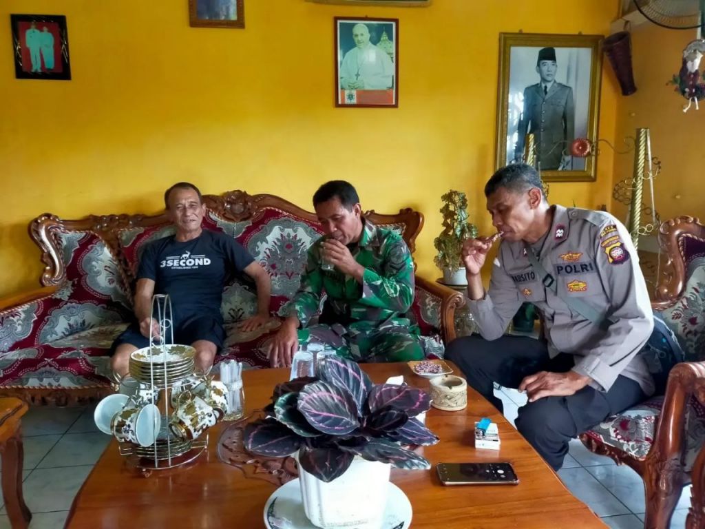 Dengan Komsos Babinsa Jalin Silaturahmi Dengan Tokoh Masyarakat di hari Natal