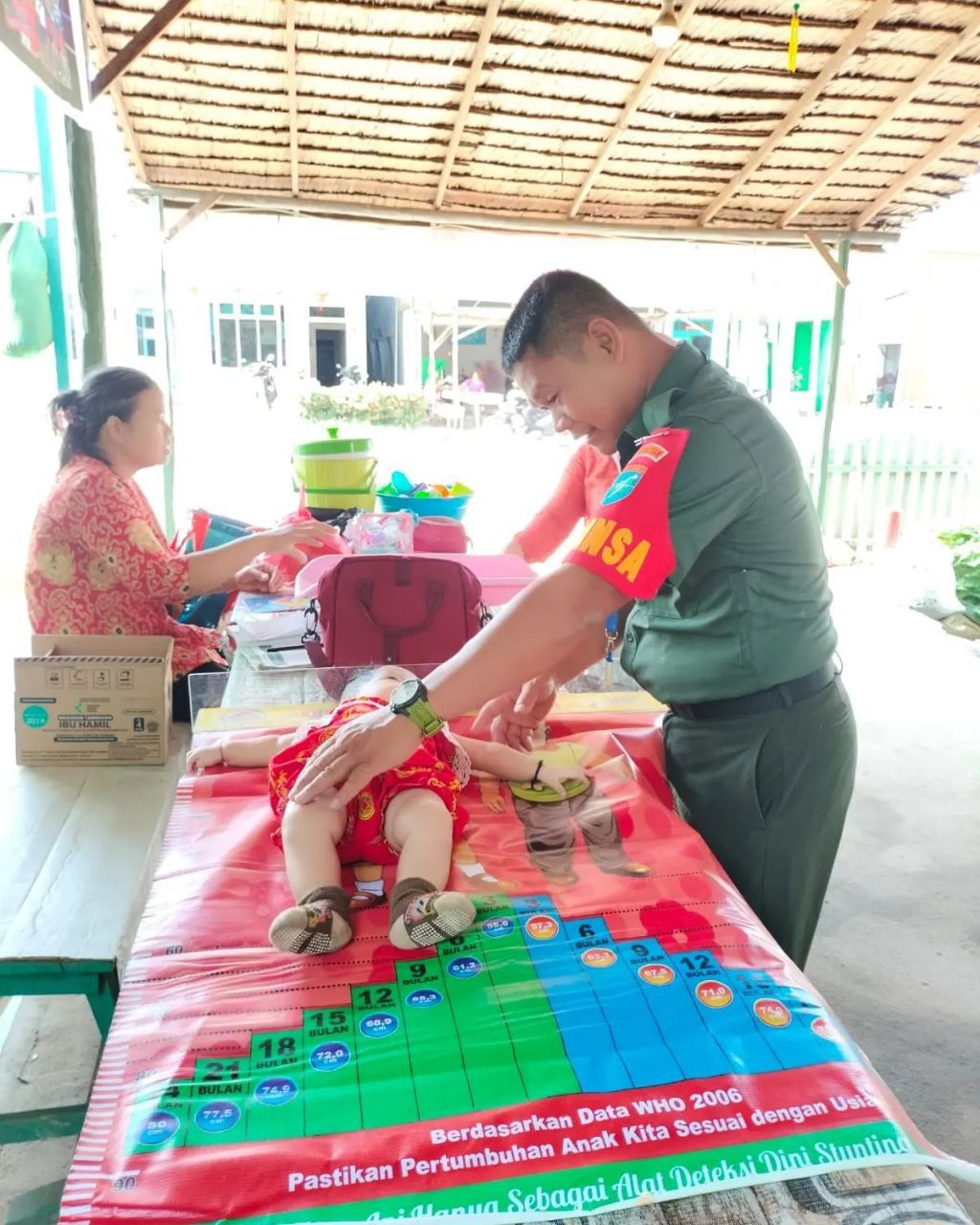 Wujudkan Balita Sehat, Babinsa Dampingi Petugas Berikan Layanan Posyandu