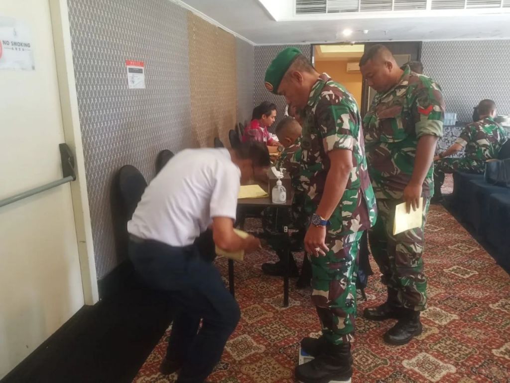 Anggota Kodim 1202/Skw Donor Darah Dalam Rangka HUT ke-3 hotel Mahkota