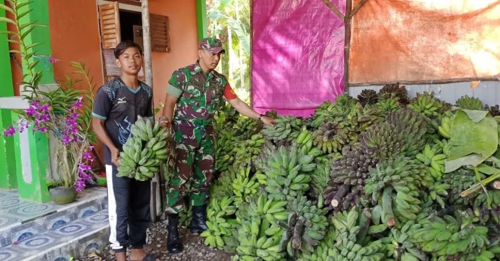Ketahui Kondisi Warga, Babinsa Gelar Komsos Dengan Petani Pisang