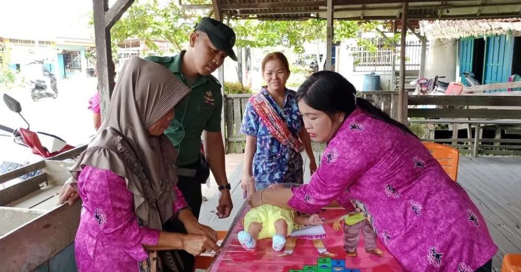 Wujudkan Balita Sehat,Babinsa Dampingi Petugas Berikan Layanan Posyandu