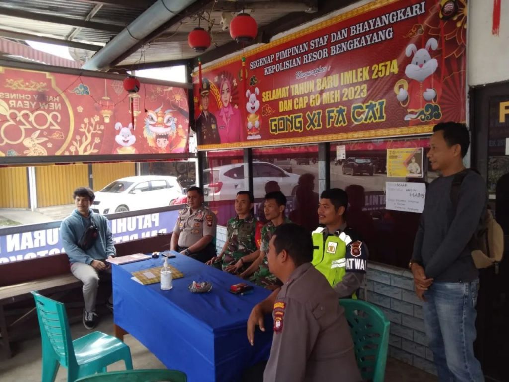 Ciptakan Rasa Aman Tahun Baru Imlek, Babinsa Kodim 1202- 01/BKY  Laksanakan Pengamanan