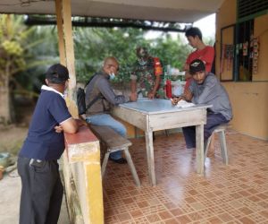 Babinsa Blusukan Ke Kelurahan Sungai Bulan Dalam Rangka Mengajak Warga Yang Belum Melaksanakan Vaksinasi