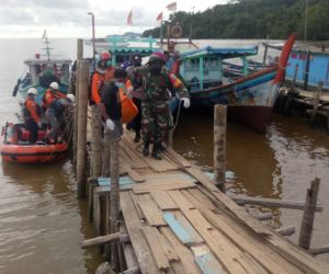 Sigab, Babinsa Pulau Lemukutan Bersama Tim Gabungan Bantu Evakuasi Korban Hilang