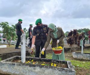 Peringati Hari Juang Kartika, Kodim 1202/Singkawang Ziarah Makam Pahlawan