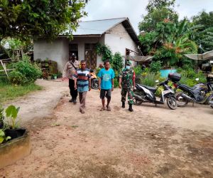 Peduli Covid-19, Babinsa Sungai Bulan Lakukan Pendampingan Door To Door Vaksinasi