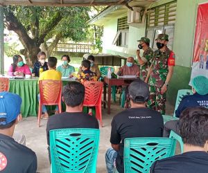 Pastikan Berjalan Lancar, Anggota Koramil Bengkayang Terus Kawal Vaksinasi