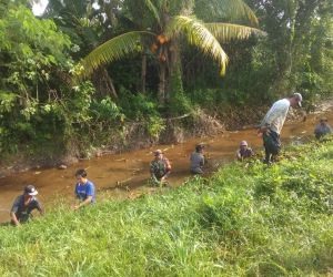 Bangun Budaya Gotong Royong, Babinsa Sungai Rasau Bersihkan Aliran Sungai