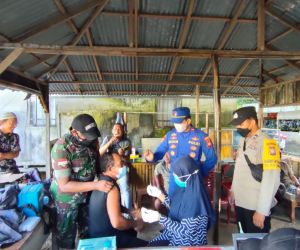 Ini Yang Di Sampaikan Babinsa Lemukutan Saat Dampingi Pelaksanaan Serbuan Vaksinasi