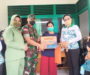 Dandim 1202/Skw, Ketua Persit KCK Cabang XLVI Bagikan Sembako Kepada Penerima Vaksin