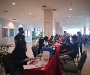 Babinsa Koramil 1202-05/Singkawang Barat, Dampingi dan Pantau Pelaksanaan Vaksinasi