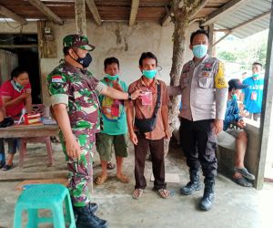 Awal Tahun 2022, Babinsa Koramil 1202-07/Ledo Terus Lakukan Cegah Penyebaran Covid-19