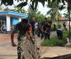 Peduli Lingkungan Bersih, Babinsa Bersama Warga Bersihkan Selokan Air