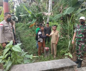 Sinergitas, Babinsa Dan Bhabinkamtibmas Cek Patok Batas Desa Binaannya