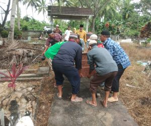 Suatu Bentuk Kepedulian, Babinsa Hadiri Pemasangan Batu Nisan Almarhum Kades